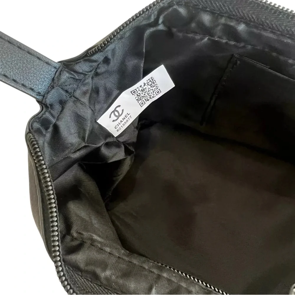 - Chanel Black Quilted Toiletry Bag with Iconic Double-C Logo - Picture 3 of 9